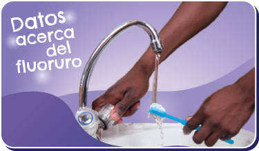 Botón Datos acerca del fluoruro. Foto de los brazos de un afrolatino mojando un cepillo de dientes bajo el grifo.